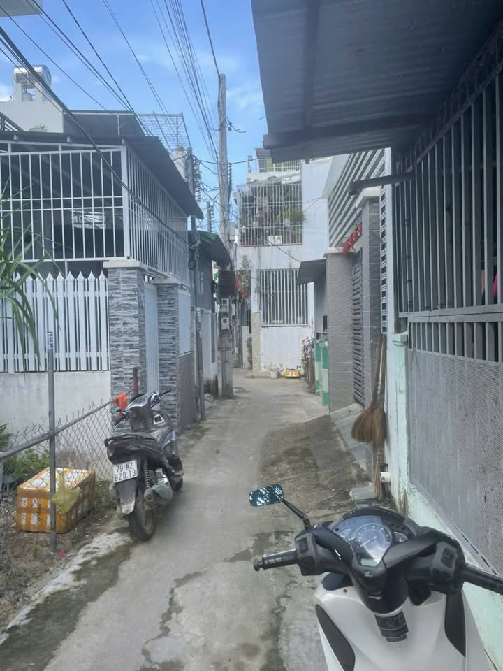 Nhà cấp 4 hẻm Nguyễn Khuyến, Vĩnh Hải 102m² giá 3.5 tỷ - Gần chợ và biển!