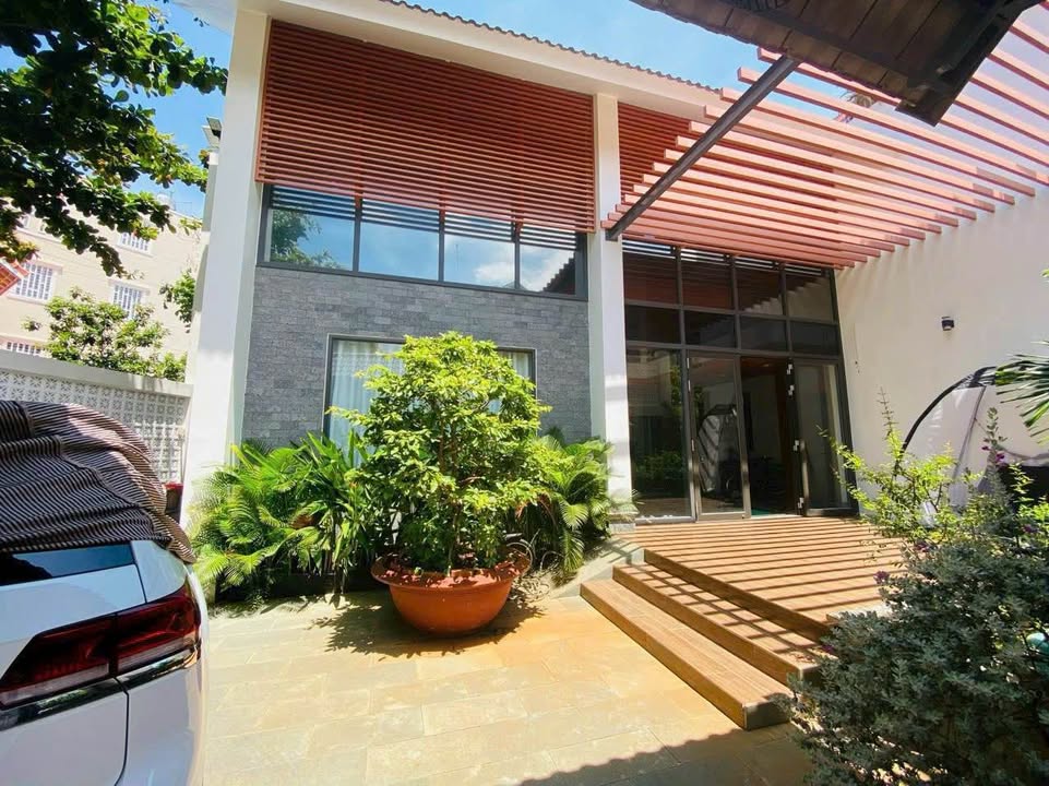 Bán biệt thự góc 2 mặt tiền gần biển Bãi Sau, Vũng Tàu 256m² giá 23.5 tỷ - Thiết kế hiện đại, sân vườn rộng rãi!