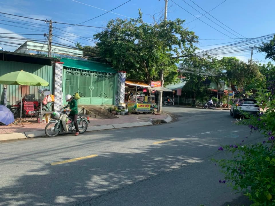 Nhà phố Nguyễn Cửu Vân, Tây Ninh 275m² giá 4.6 tỷ - Khu vực đông đúc, tiện ích đầy đủ!