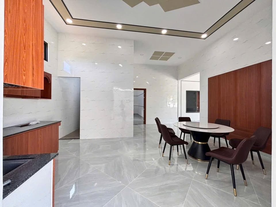 Nhà phố Phú Khương Bến Tre 320m² giá 3.85 tỷ - Sân vườn thoáng mát, hoàn thiện ngay!