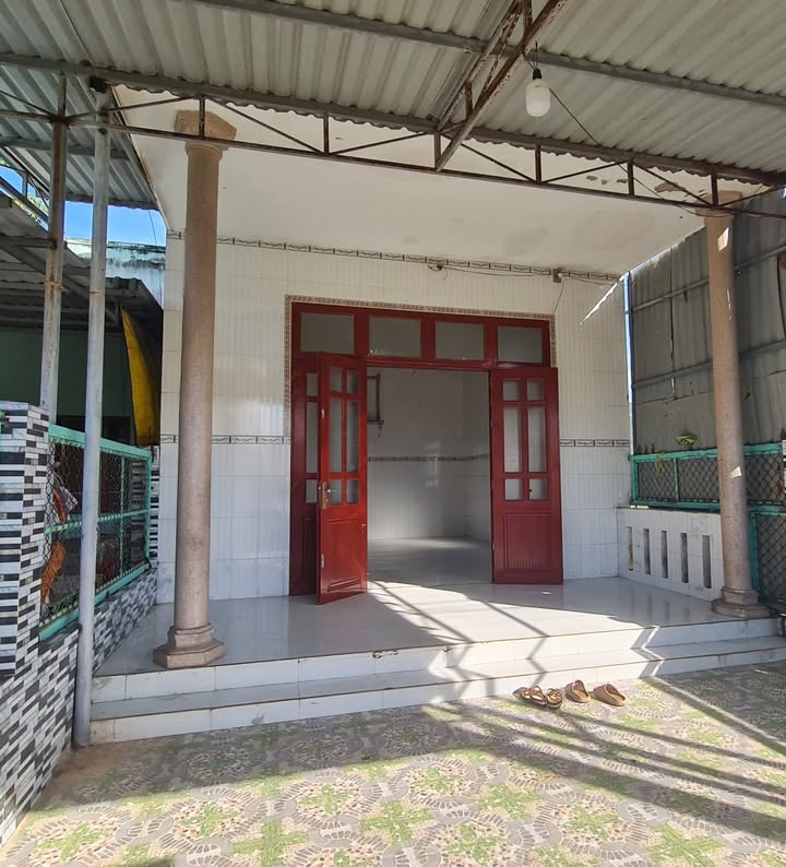 Nhà cho thuê Long Hải 2PN giá chỉ 2.5 triệu - Sân cổng rộng rãi thoáng mát!