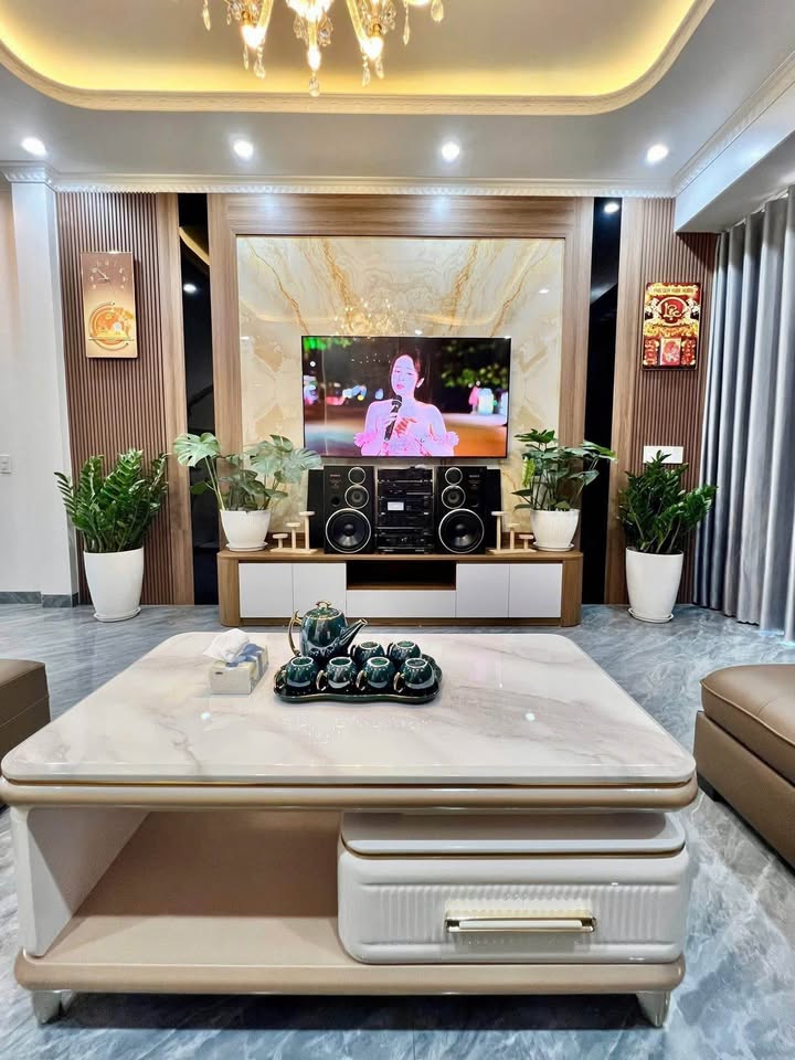 Nhà 3 tầng Quỳnh Hoàng, Nam Sơn 62m² giá 3.55 tỷ - Ô tô để trong sân!