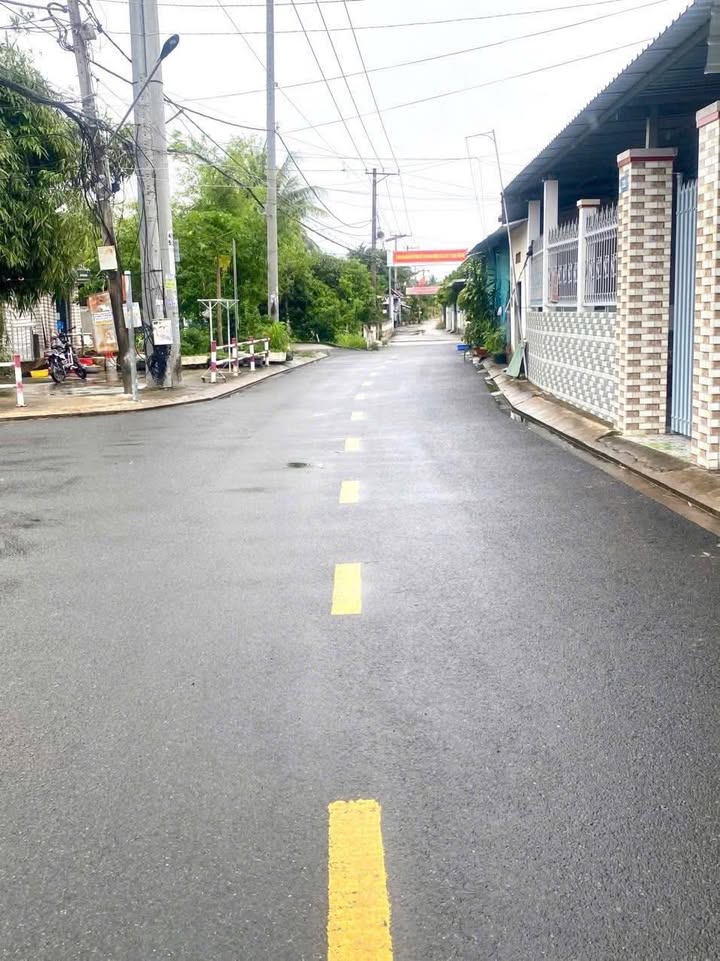 Đất nền góc 2 mặt tiền đường Lê Thị Hồng Gấm, 100m² giá chỉ 650 triệu - Cơ hội đầu tư hấp dẫn!