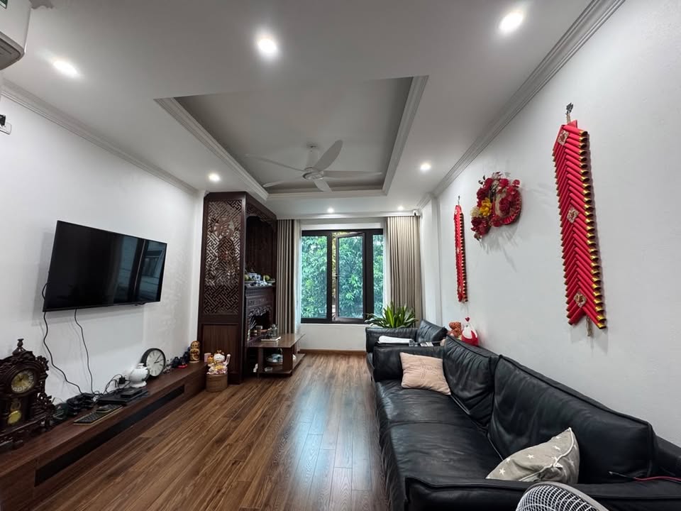 Nhà mặt phố Việt Hưng Long Biên 36m² giá 1 tỷ - Kinh doanh sầm uất!