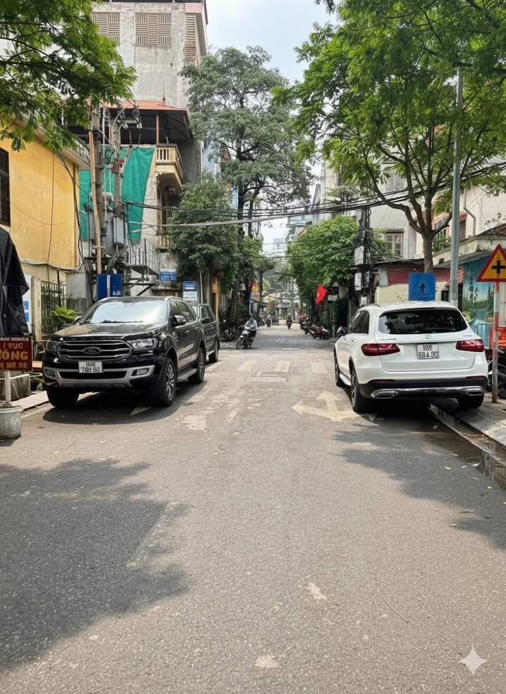 Nhà phố Hồ Tùng Mậu, Nam Từ Liêm, 40m² giá 9 tỷ - Ô tô đỗ cửa, sổ đỏ chính chủ!