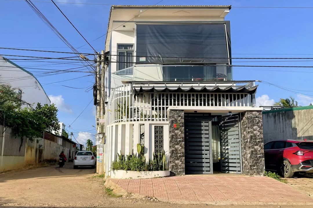 Nhà 2 mặt tiền đường Y Moan, Buôn Ma Thuột 180m² giá 5.5 tỷ - Nội thất sang trọng, chính chủ!