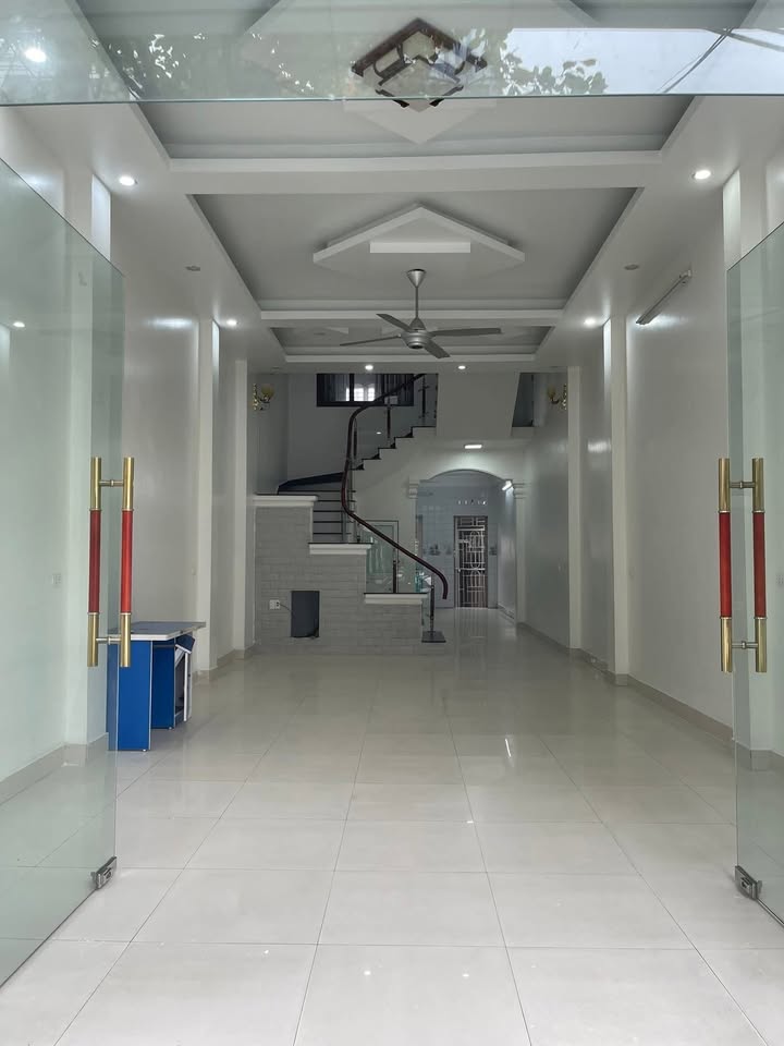 Nhà 3 tầng mặt hồ Ngọc Lân, 129m² giá 10 tỷ - Kinh doanh sầm uất!