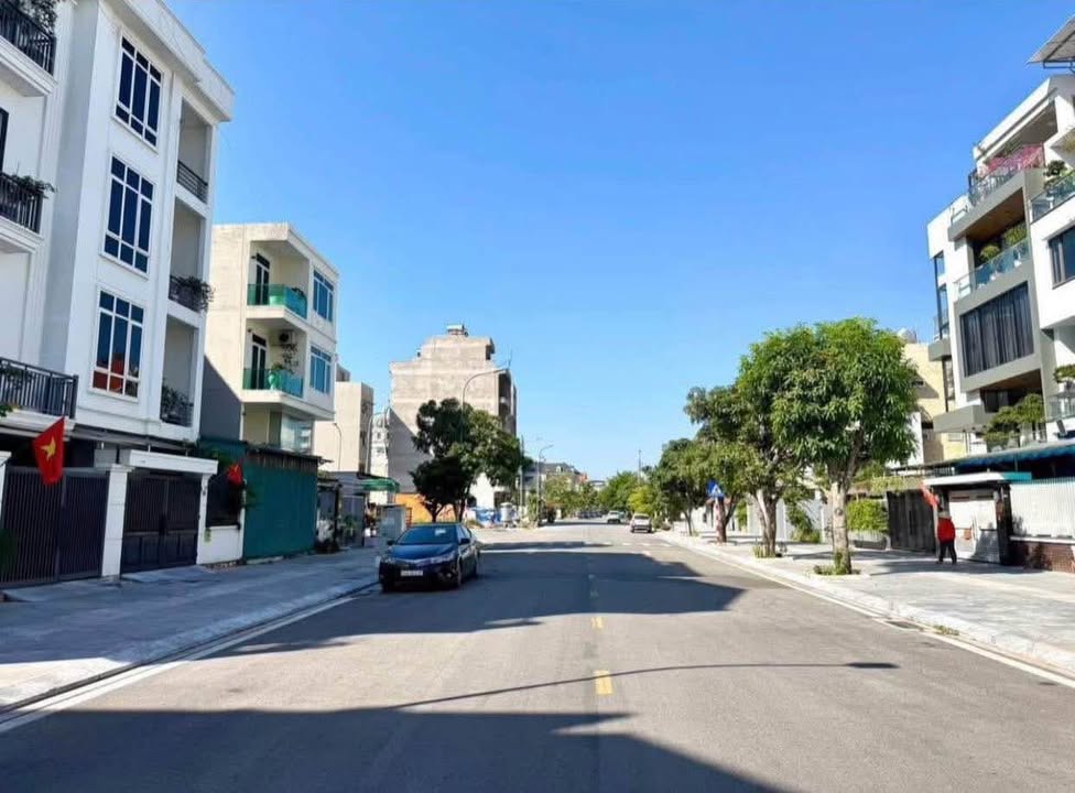 Nhà Nguyễn Thượng Hiền, Hạ Long 73m² giá 11 tỷ - Vỉa hè rộng rãi, gần biển!