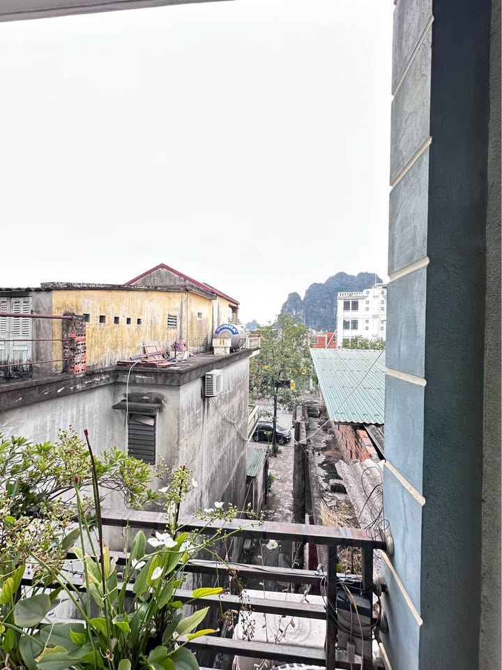 Nhà 3 tầng Cẩm Thạch, Cẩm Phả 85m² giá 2.2 tỷ - Tiềm năng kinh doanh lớn!