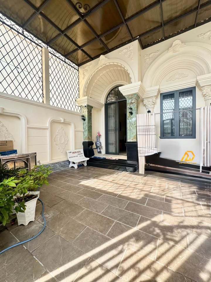 Nhà Tân Cổ Điển 120m² Mặt Tiền Đường Nhựa Lớn - Sẵn Sàng Vào Ở!