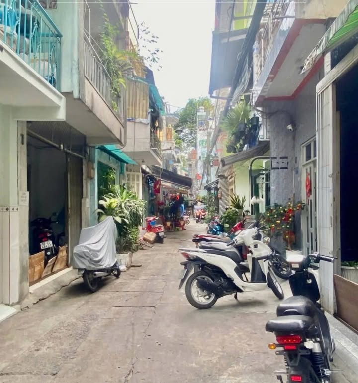 Nhà 3 tầng Hồ Thị Kỷ, Quận 10 - Nhỉnh 4 tỷ, Đẹp như mơ!