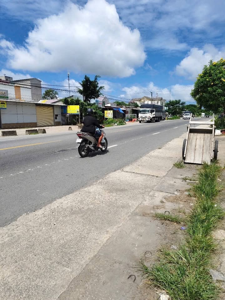 Biệt thự mini mặt tiền Quốc Lộ 1A, 310m² giá 2.2 tỷ - Cơ hội đầu tư tuyệt vời!