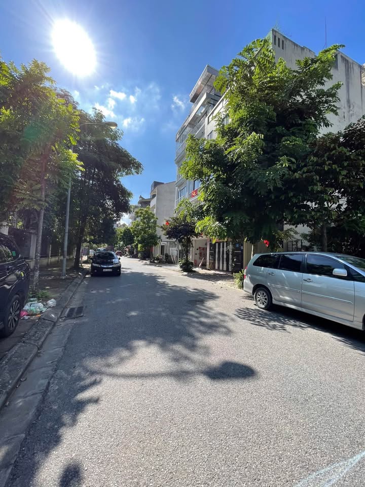 Đất TĐC Giang Biên 40m² giá 12.3 tỷ - Vị trí hiếm có, tiềm năng sinh lời cao!