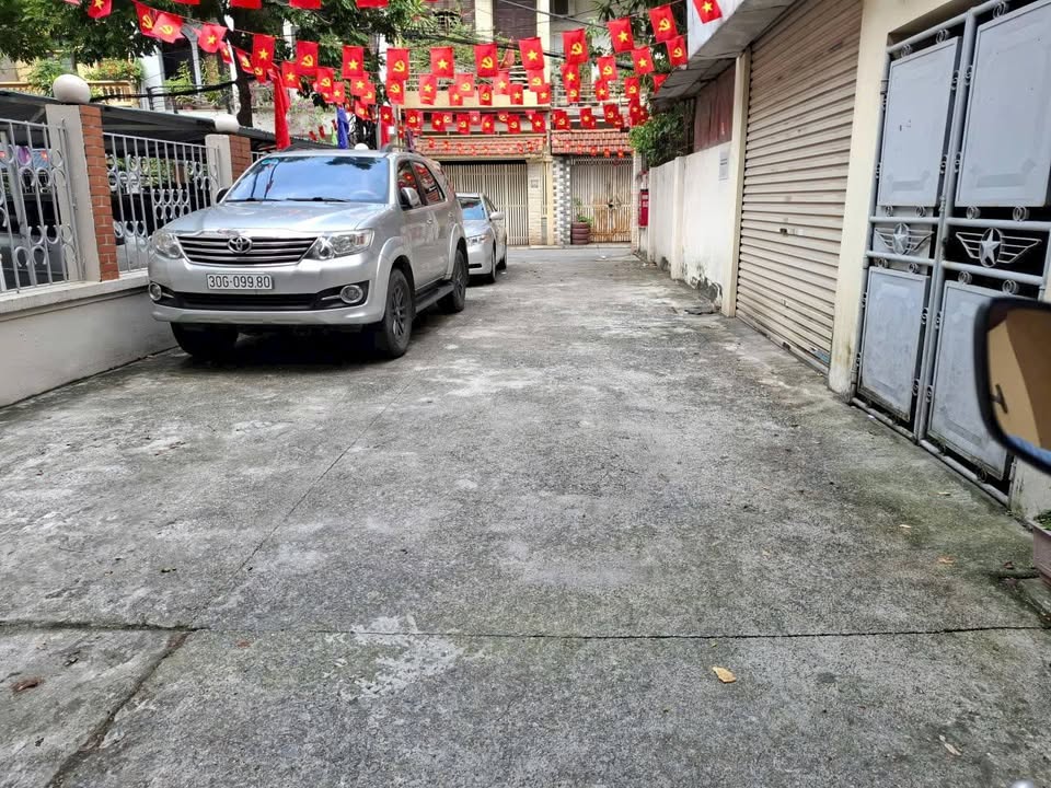 Nhà phố 4 tầng Bồ Đề, Long Biên 60m² giá 12.2 tỷ - Tiện ích đa dạng, giao dịch ngay!