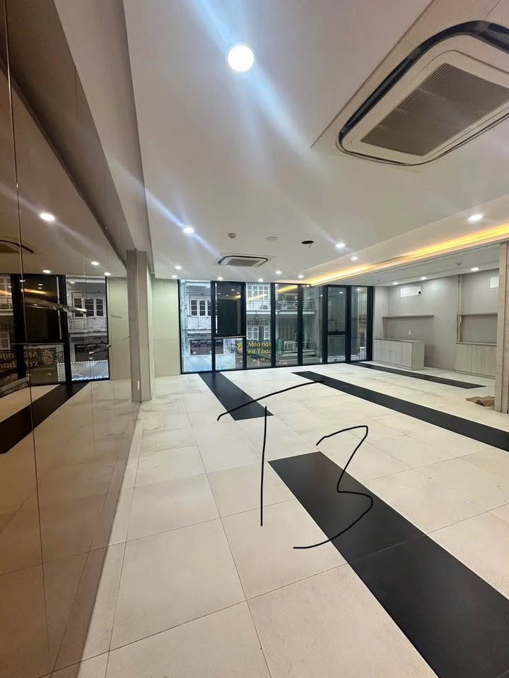 Cho thuê tòa nhà mặt đường Hoàng Ngân, Cầu Giấy 100m² giá 200 triệu - Phù hợp cho nhà hàng