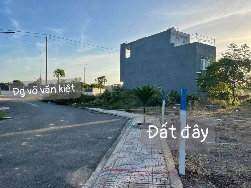 Đất Nhánh Võ Văn Kiệt, Bà Rịa 100m² giá 2.38 tỷ - Sổ đỏ chính chủ, vị trí đắc địa!