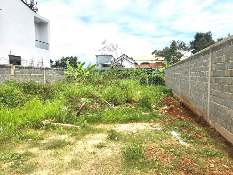 Đất nền hẻm Nguyễn Hữu Chỉnh, Bảo Lộc 210m² giá 3.2 tỷ - Đường nhựa lớn, ô tô tránh nhau!