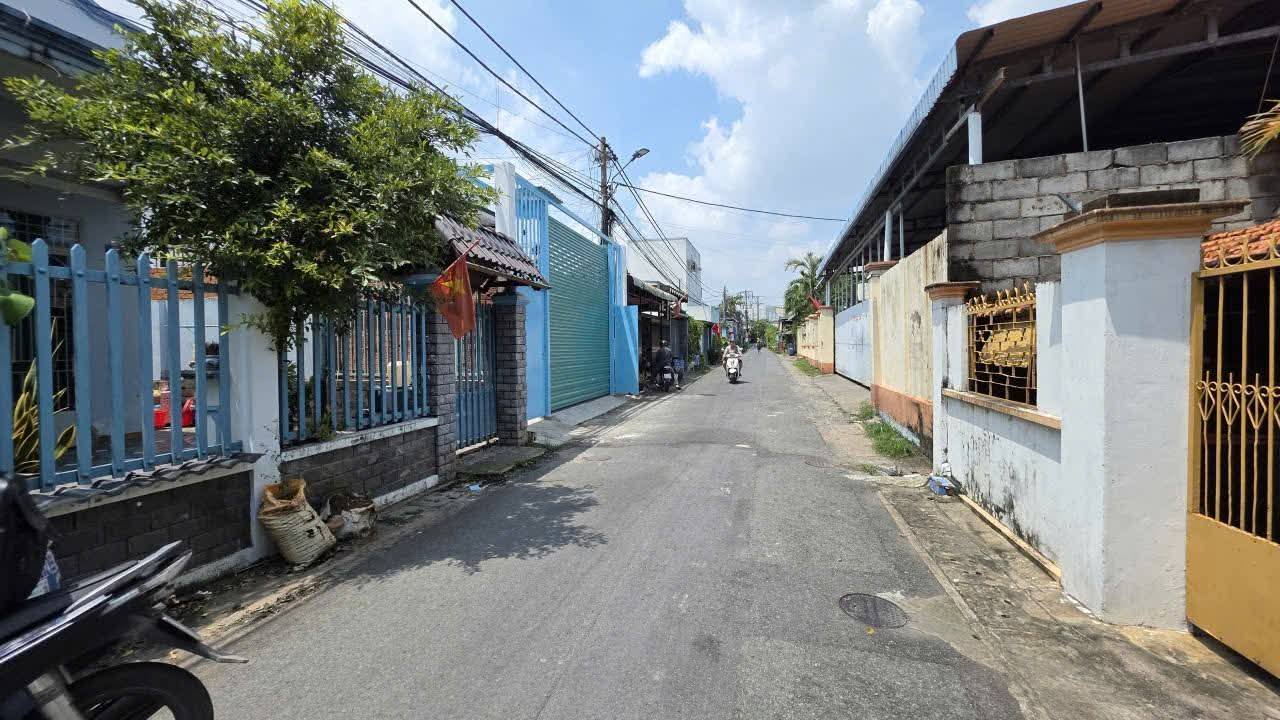 Nhà có gác tại đường Ngô Văn Sở, Dĩ An 102m² giá 5.5 tỷ - Chính chủ bán gấp!