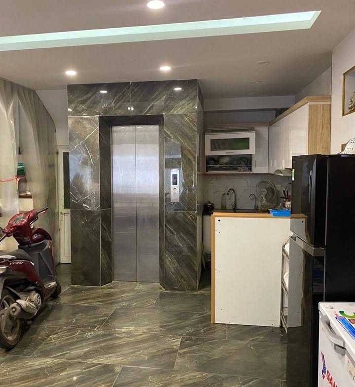 Nhà đẹp 7 tầng tại phố Hoàng Hoa Thám, quận Ba Đình - Sổ đỏ chính chủ, an ninh tuyệt đối!