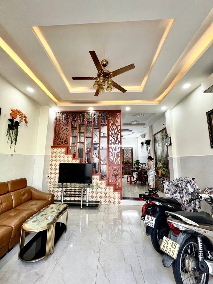 Nhà 3 tầng hẻm 3 gác đường Tạ Quang Bửu quận 8, 63m² giá 5.7 tỷ - Sổ hồng đầy đủ!