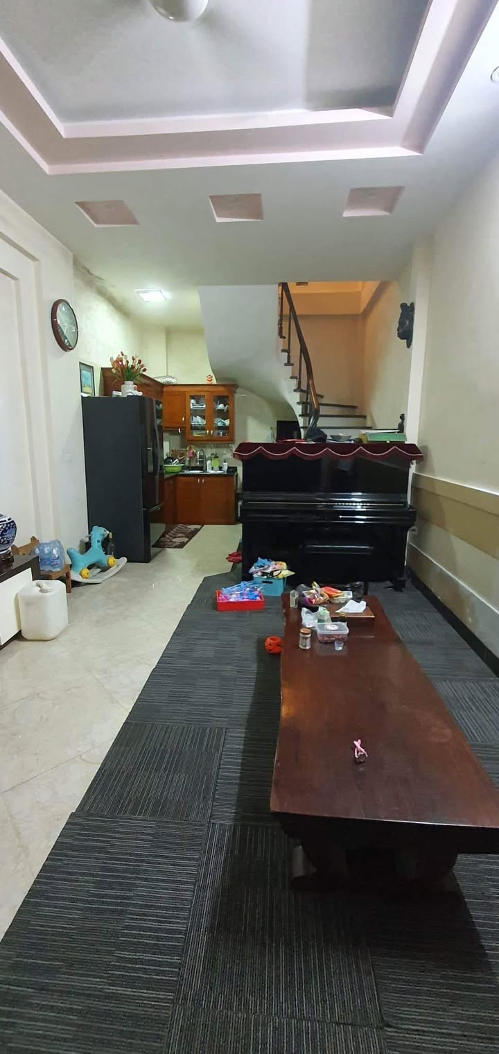 Bán nhà ngõ 553 Giải Phóng, quận Hoàng Mai - Diện tích 40m², giá 3.95 tỷ - Thiết kế hiện đại, thoáng sáng!