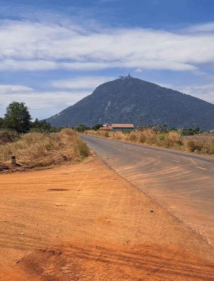 Đất mặt tiền đường sỏi đỏ Suối Đá 90m² giá 200 triệu - View núi đẹp, xây nhà rầm rộ!