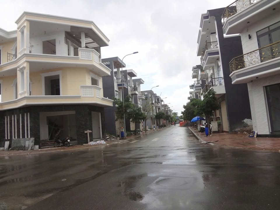 Đất mặt đường chính KDC Bình Chuẩn 74m² giá 2.45 tỷ - Vị trí đắc địa, sẵn sàng xây dựng!