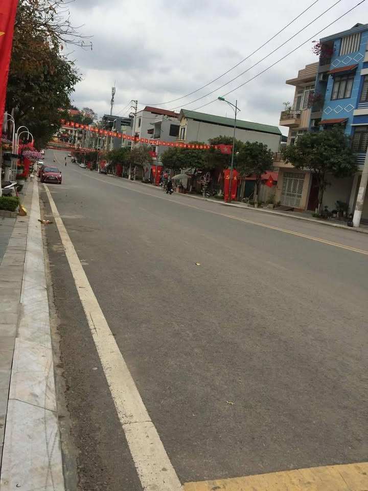 Nhà 2 tầng mặt đường Nguyễn Văn Linh, 72m² giá 2 tỷ - Kinh doanh sầm uất!