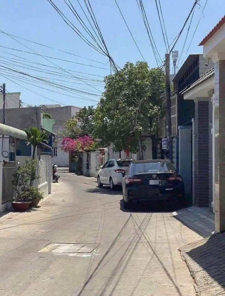 Nhà cấp 4 Phú Trinh 100m² giá 2.4 tỷ - Mặt tiền rộng, ôtô vào tận nơi!