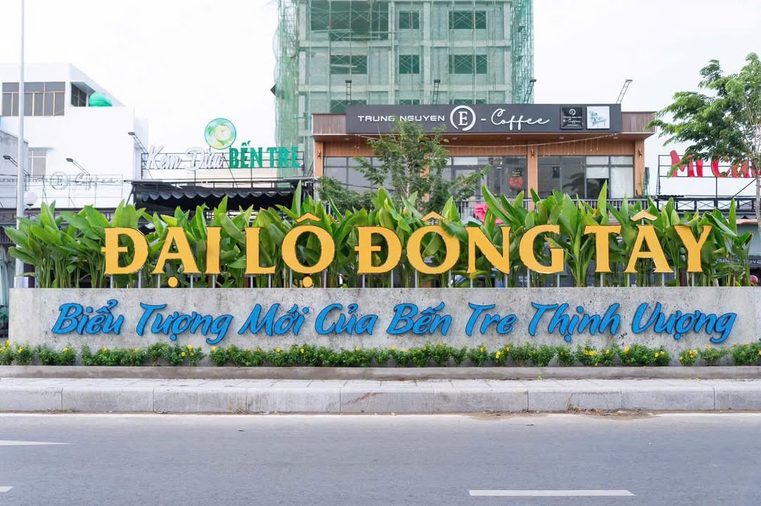 Cho thuê nhà phố mặt tiền đường Đại lộ Đông Tây tại TP Bến Tre - Kinh doanh sầm uất, chỉ 40 triệu/tháng!