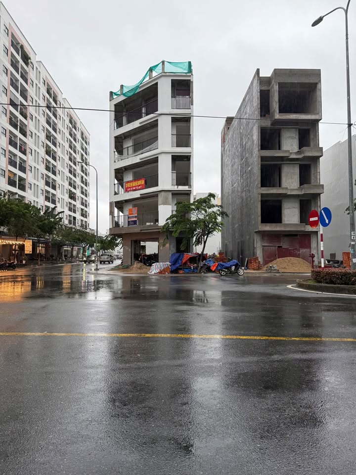 Nhà nguyên căn góc 2 mặt tiền đường 28, KĐT VCN Phước Long 2 - Cho thuê 100 triệu/tháng, sẵn sàng hoạt động!