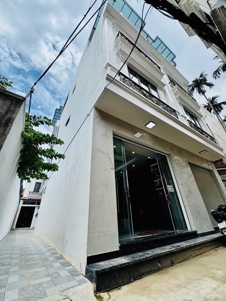 Nhà đẹp lô góc phố Thiên Lôi 42m² giá 4.299 tỷ - Đầy đủ tiện ích và giao thông thuận lợi!