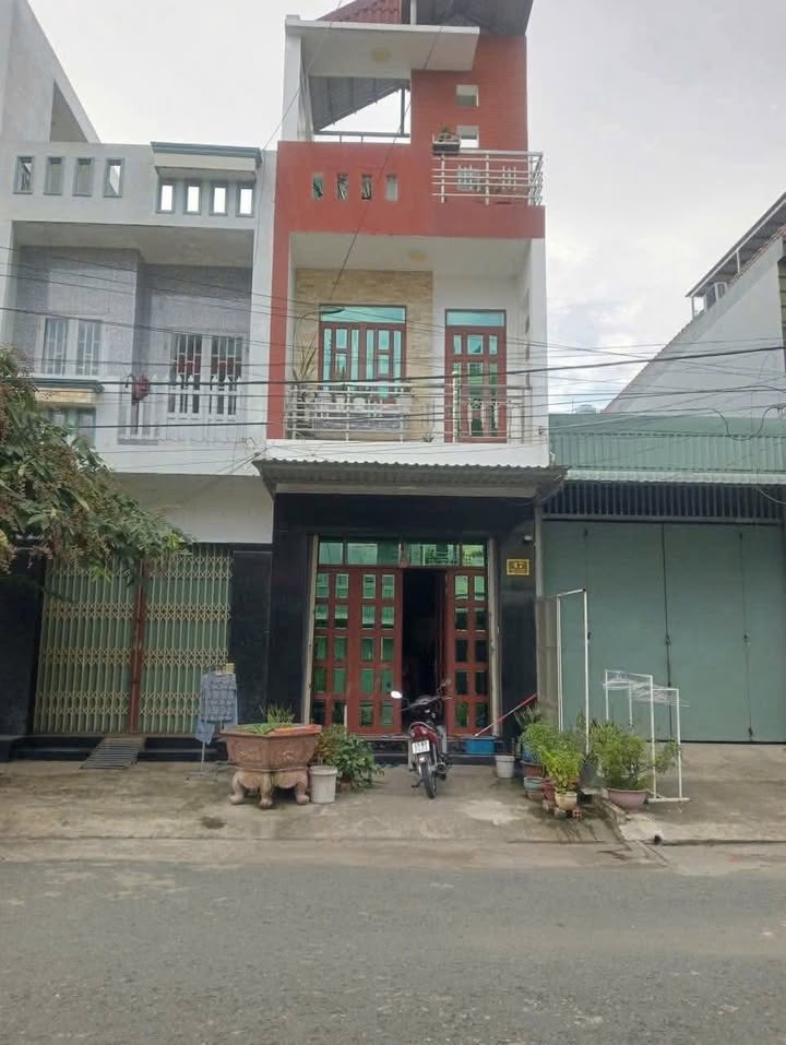 Bán nhà mặt tiền ĐS9, Bến Lức, Long An - Diện tích 80m², giá 4.25 tỷ - Cơ hội đầu tư tuyệt vời!