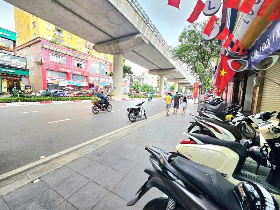 Nhà mặt phố Cầu Giấy 43m² giá 14.9 tỷ - Kinh doanh sầm uất, ô tô dừng đỗ thoải mái!