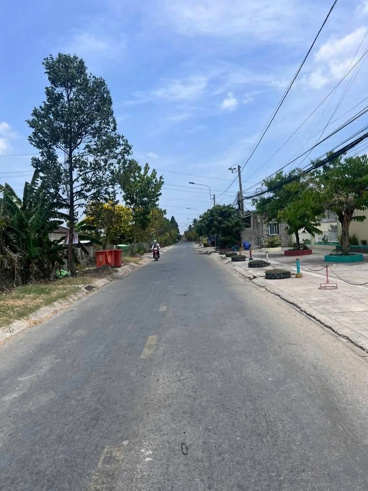 Đất Bến Lức 260m² giá 3.3 tỷ - Gần đường Nguyễn Văn Nhâm, sổ hồng chính chủ!