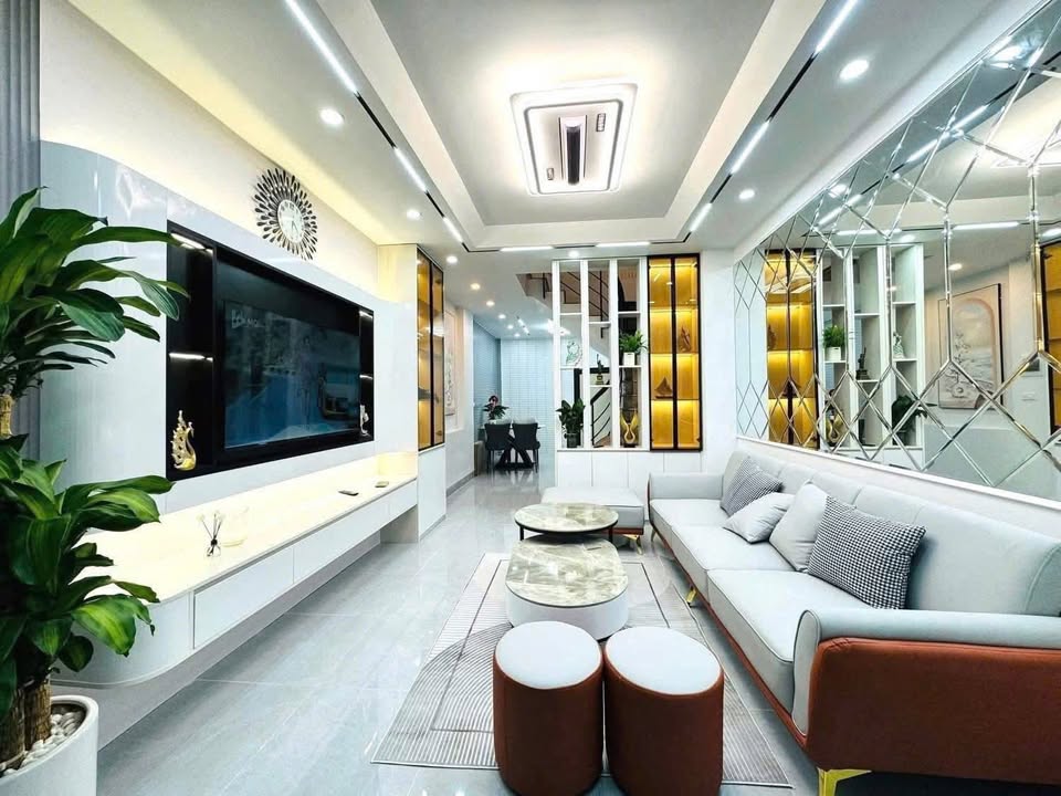 Nhà đẹp 3 tầng Trường Sa, Bình Thạnh 60m² giá 4.2 tỷ - Full nội thất sang trọng!