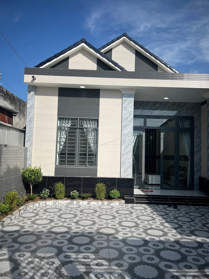 Nhà phố Long Hoa, Tây Ninh 203m² giá 2.15 tỷ - Hướng Tây, sẵn sàng vào ở!