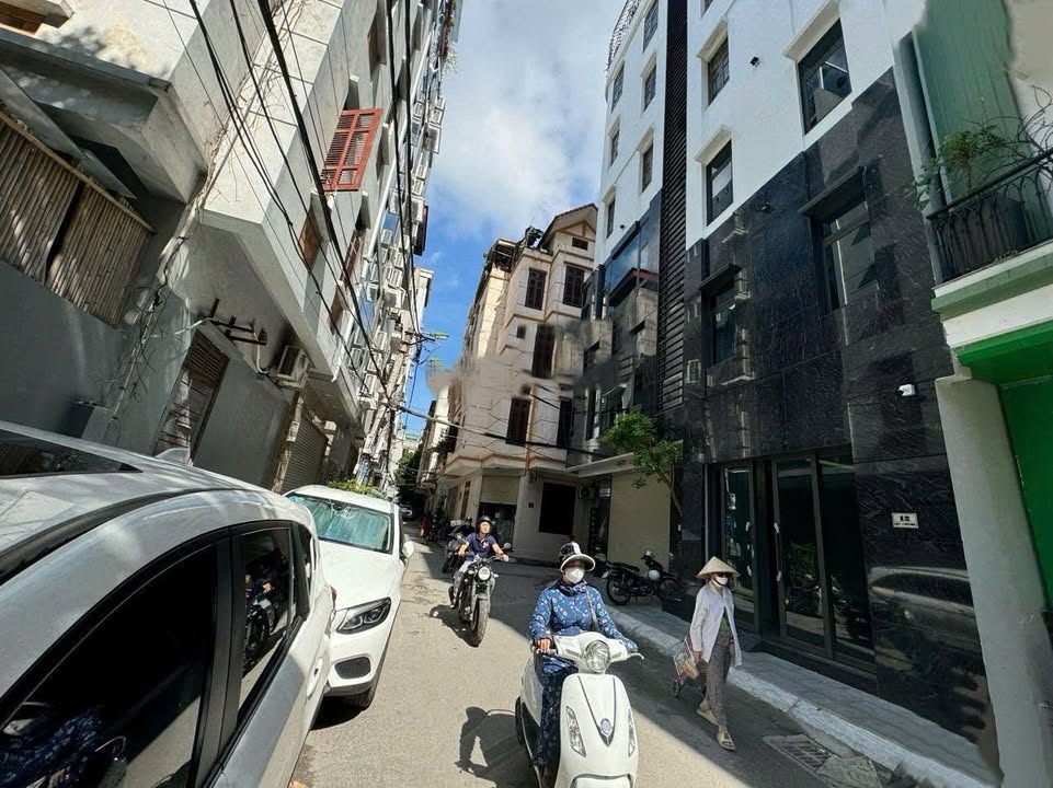 Cho thuê văn phòng 3 tầng tại Nguyễn Khánh Toàn, Cầu Giấy - Diện tích 240m², giá thỏa thuận!