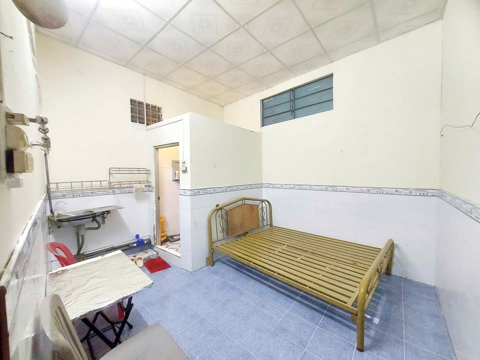 Phòng trọ cho thuê tại hẻm 180 CMT8, Bình Thủy, 12m² chỉ 1.4 triệu - Gần trung tâm tiện lợi!