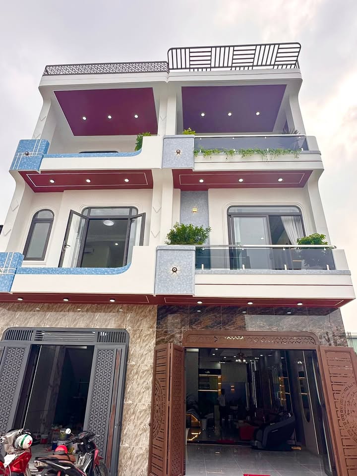 Nhà bán gần ngã tư Bình Chuẩn, 68m² giá 5.28 tỷ - Nội thất cao cấp sẵn sàng vào ở!