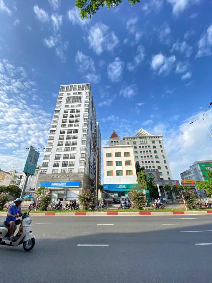 FrontHouse Cộng Hòa, Tân Bình 160m² giá 53.5 tỷ - Vị trí đắc địa, vỉa hè rộng!