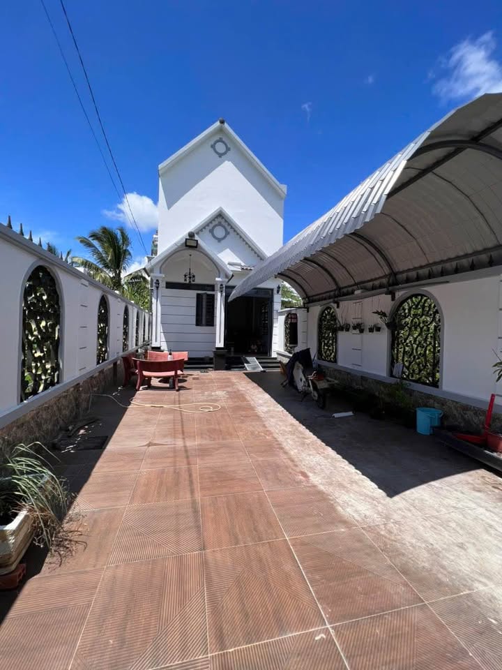 Nhà mái Thái tại Lộc Hòa, Long Hồ 180m² giá 2.3 tỷ - Sân đậu ô tô rộng rãi!