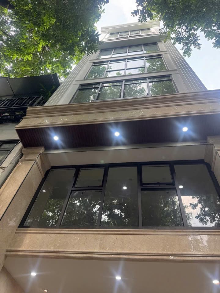 Cho thuê tòa nhà 7 tầng mặt phố Tây Sơn, Đống Đa - Thiết kế thông sàn, tiện ích đầy đủ!