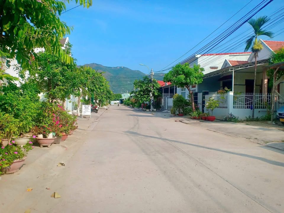 Bán lô đất tái định cư Diên Toàn, Diên Khánh 120m² giá 2.82 tỷ - Vị trí đắc địa gần chợ và trường học!