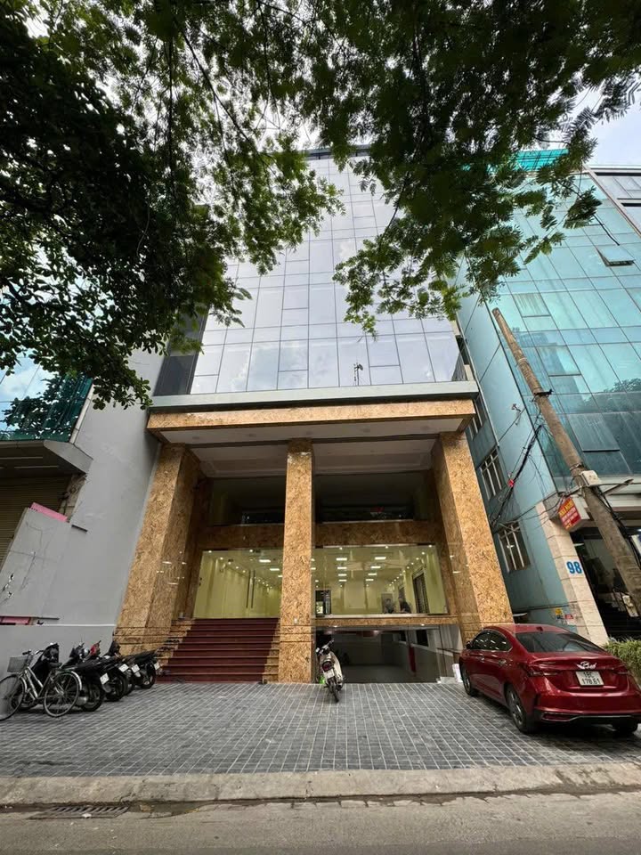 Cho thuê Tòa Nhà 8 tầng 1 hầm tại Trần Quốc Hoàn, Cầu Giấy, 80 triệu - Phù hợp làm Shop, Spa