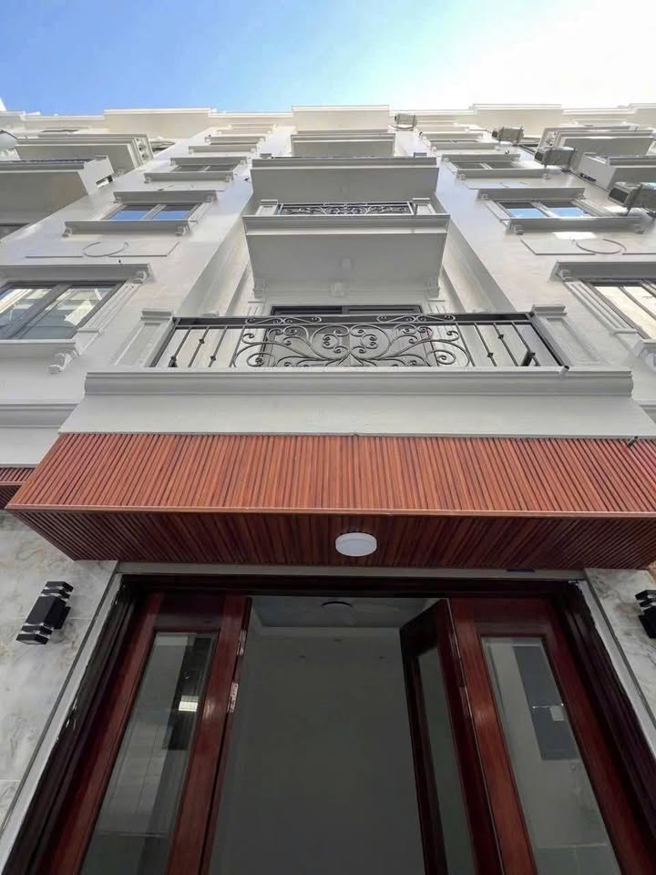 Nhà riêng Đông Ngạc 42m² giá thỏa thuận - Thang máy tiện lợi cho kinh doanh!