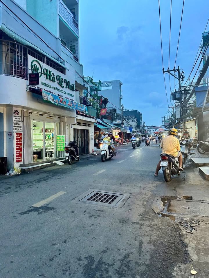 Nhà mặt tiền chợ Ba Đình P10 Q8 giá 3.05 tỷ - Kinh doanh sầm uất!