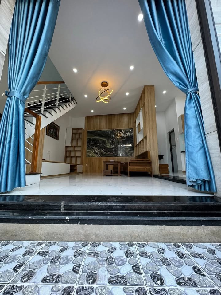 Nhà 2 mặt tiền 50m² giá thỏa thuận - Gần đường lớn, sẵn sàng ở ngay!