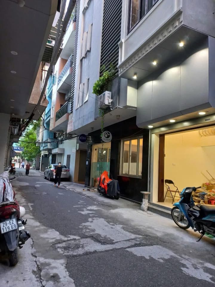 Nhà 5 tầng Xuân La 54m² - Ô tô vào nhà, thang máy thuận tiện!