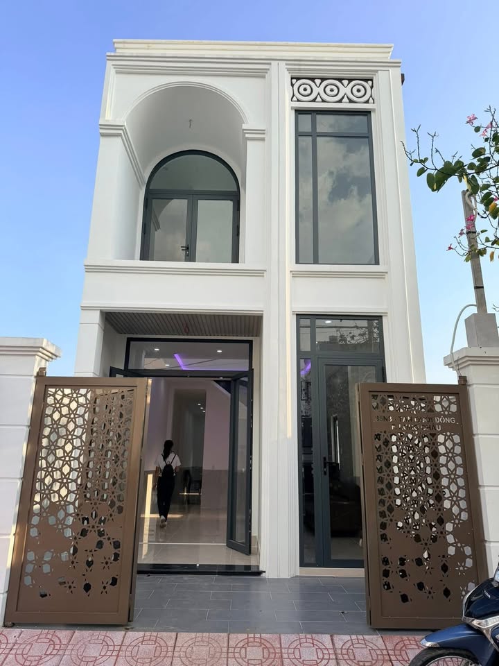 Nhà 2 tầng 4 phòng ngủ đường N3, TP Vĩnh Long giá 2.69 tỷ - Nhà 3 mặt tiền thoáng đãng!